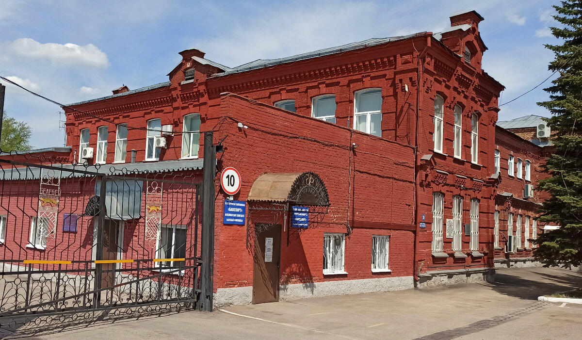 Здание спирто-водочного комбината, до революции в этом здании располагался казённый винный склад. где работал будущий маршал