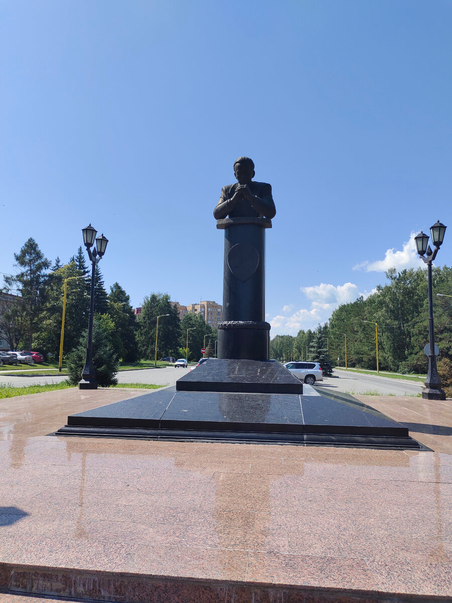 Памятник академику В.А. Коптюгу