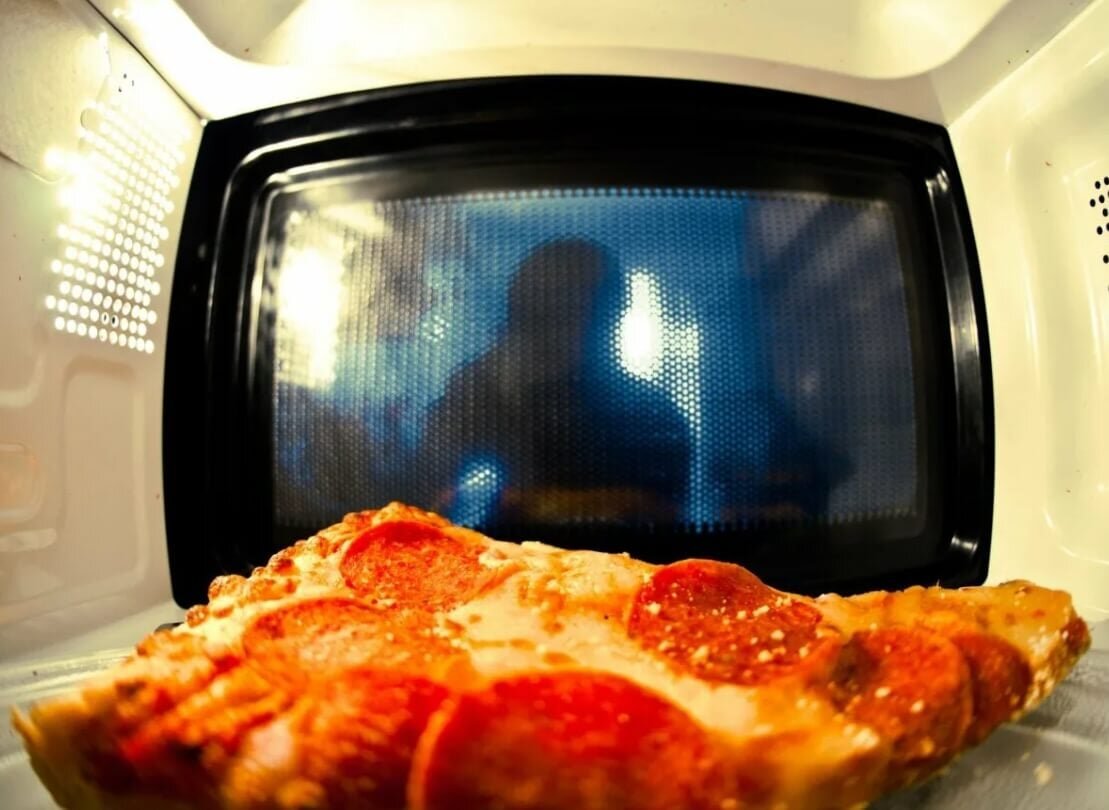    Если слишком долго держать еду в микроволновке, она может полностью высушиться