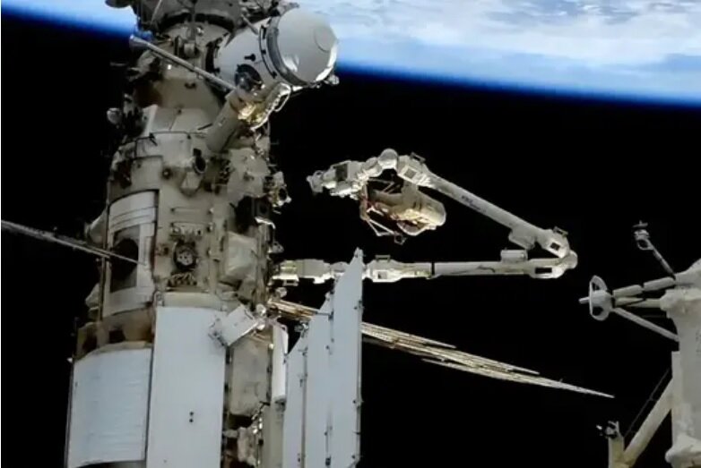 Фото отсюда: https://www.futurespaceworld.com/russian-cosmonaut-becomes-first-human-to-ride-european-robotic-arm-on-iss-spacewalk/