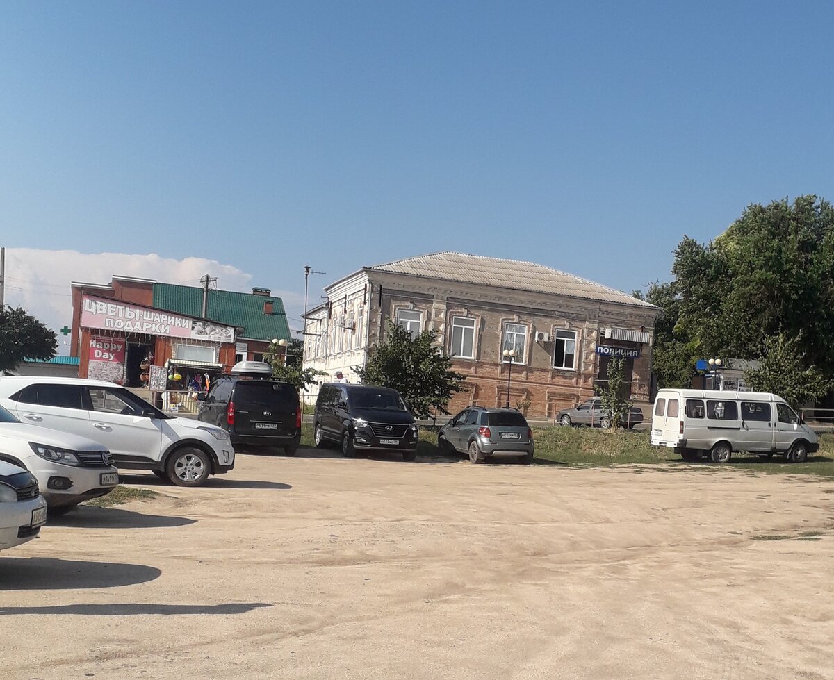 Фото автора. Июль 2022 года. Застройка малоэтажная Дома примерно все такие. Есть, конечно, и современные, но преимущественно застройка саманными и кирпичными невысотными домами. Практически везде ракушечник. Встречаются улицы и с черноземами. После дождя на них жесть