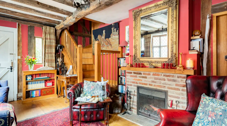 гостиная 14 века с камином