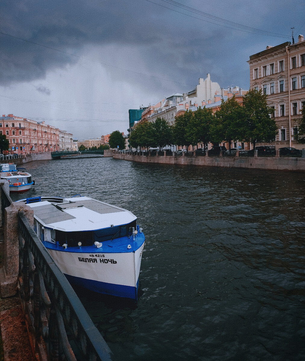 Если посмотреть на горизонт, то можно увидеть как надвигается стена дождя. Именно так и вышло. Через минуту ливанул ливень, я вымокла, пыталась прятаться под козырёк. Но он был косым и я всё равно промокла. 