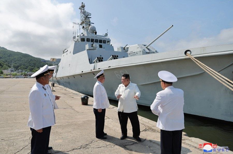 Ким Чен Ын и сторожевой корабль №661. Фото: ЦТАК