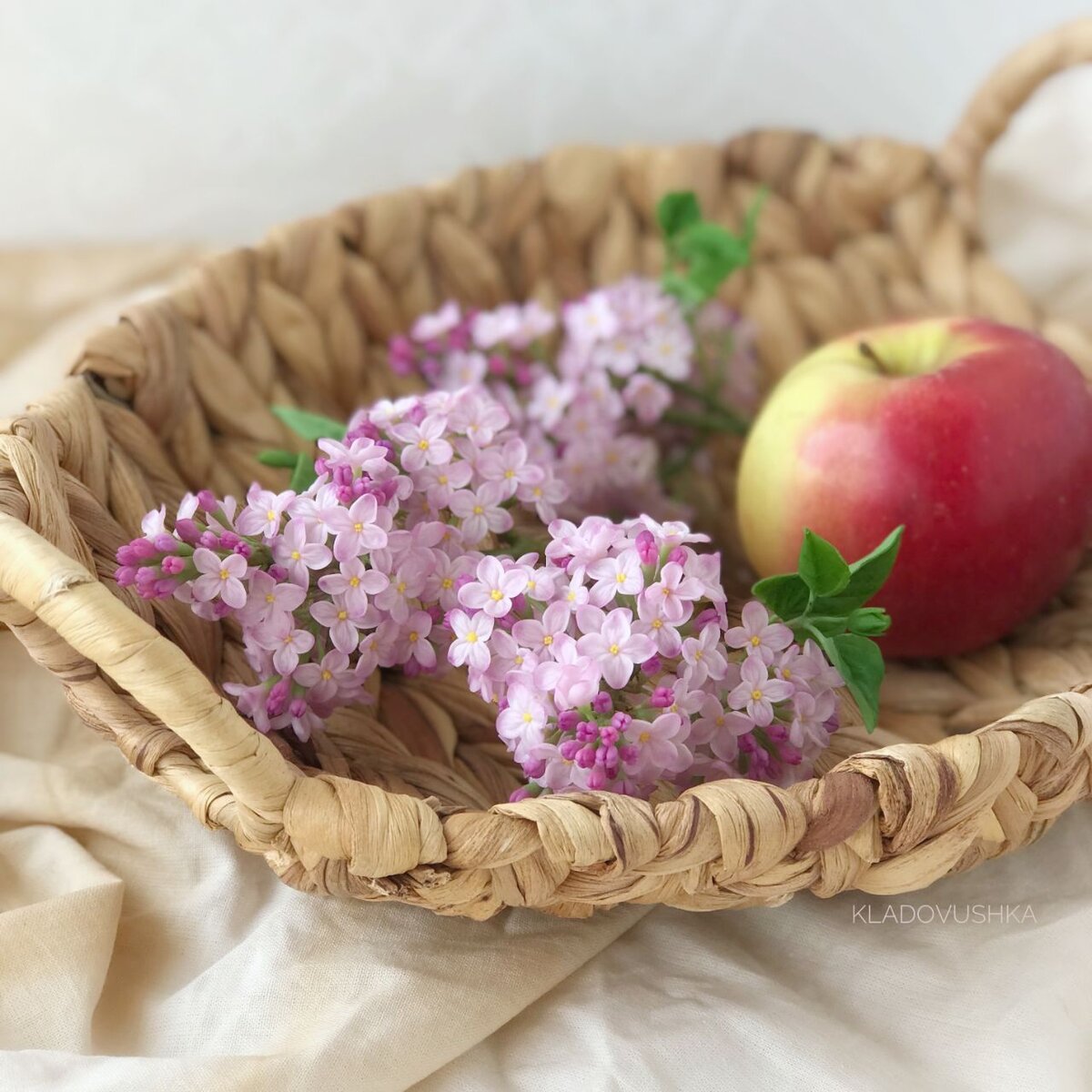 Сирень из холодного фарфора. Работа Марии Картавых. Фото автора 