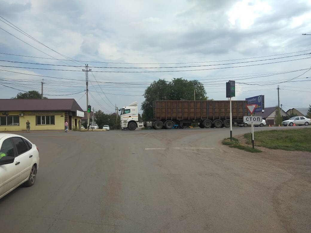    Выжил чудом. В Бузулуке пожилого велосипедиста чуть не раздавил «КамАЗ» Андрей Севостьянов