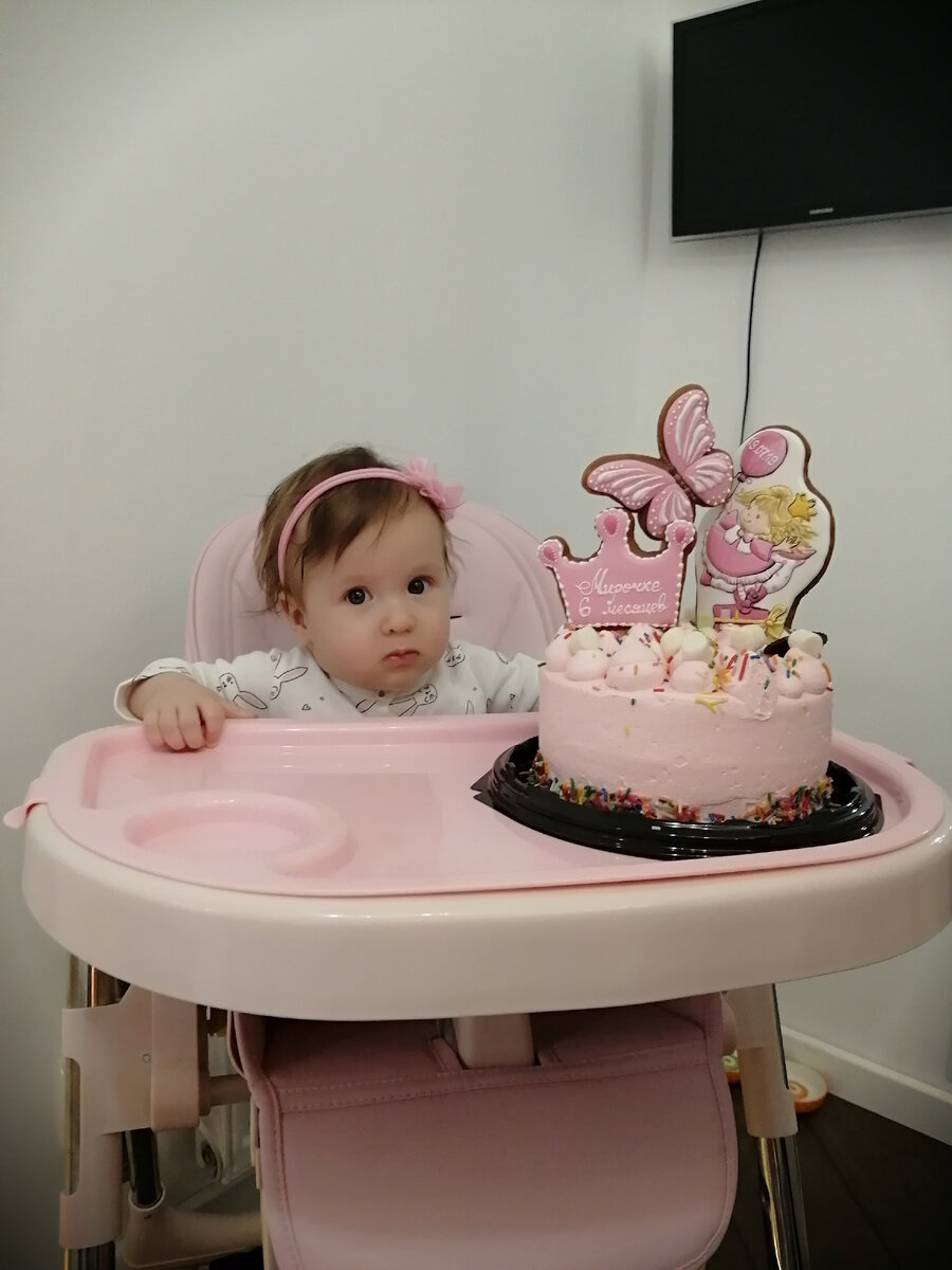 Вот как раз одно из них, Мирославе 6 месяцев и её окружает розовый стул и розовый торт)))