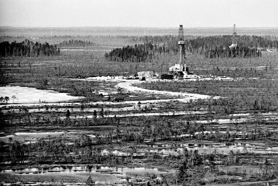 Начало освоения нефтегазовых месторождений в восточной сибири. Самотлорское месторождение Нижневартовск. Самотлорское месторождение нефти СССР. Самотлор нефтяное месторождение. Нефть Западной Сибири Самотлор