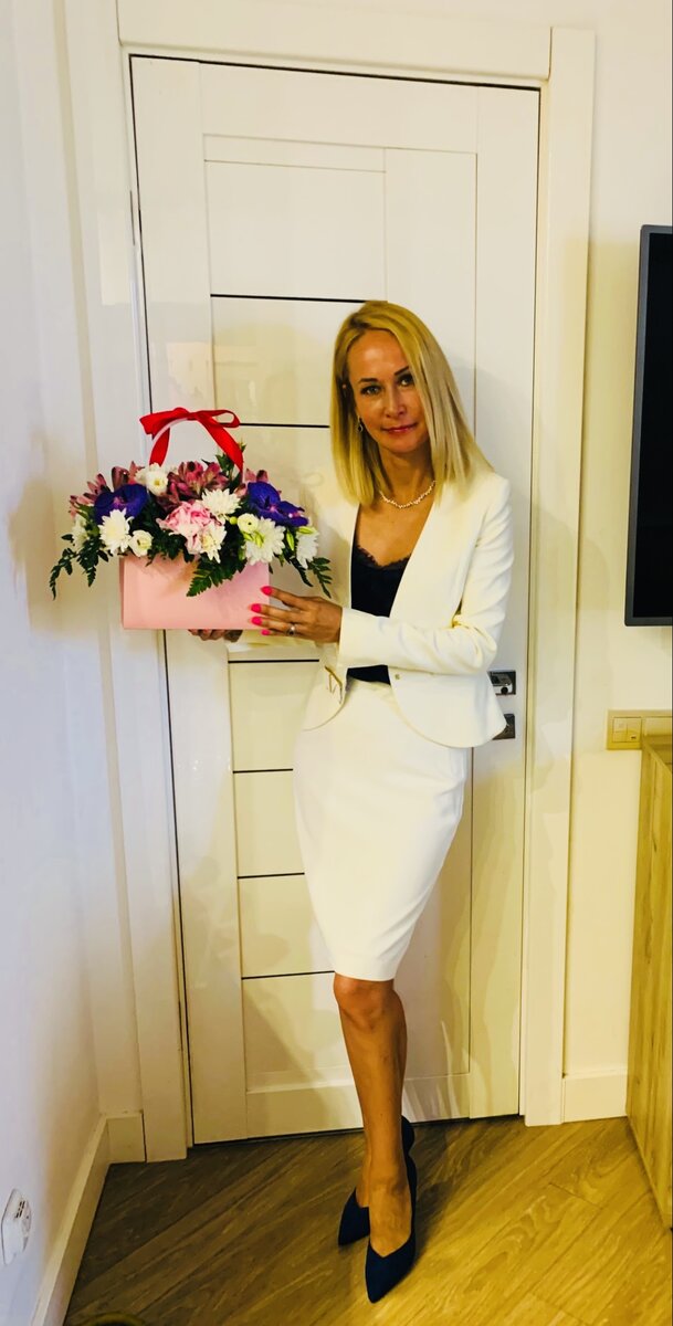 Контрастная обувь подчеркивает стильные украшения.