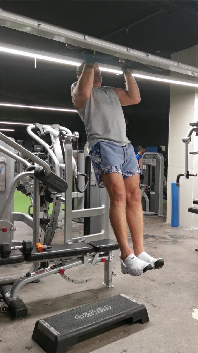 Контроль положения поясничного отдела. Мышцы пресса и бедра напряжены. 