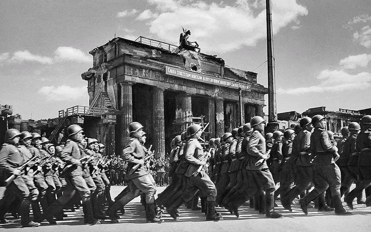Парады второй мировой войны. Парад Победы в Берлине 4 мая 1945 года. 1945 В Берлине у Бранденбургских ворот состоялся парад. Парад советских солдат в Берлине 1945. Парад союзнических войск в Берлине 1945 года.