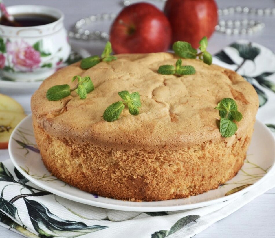 Шарлотка классическая с яблоками в духовке пышная