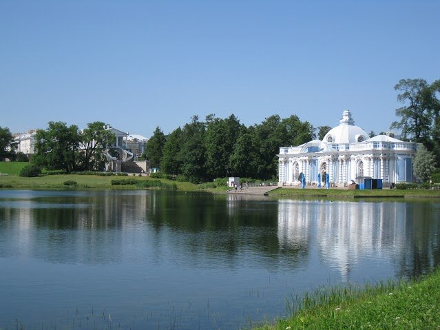 Вид на павильон "Грот" и Камеронову галерею в Екатерининском парке Царского села /фото с сайта peterburg.center/