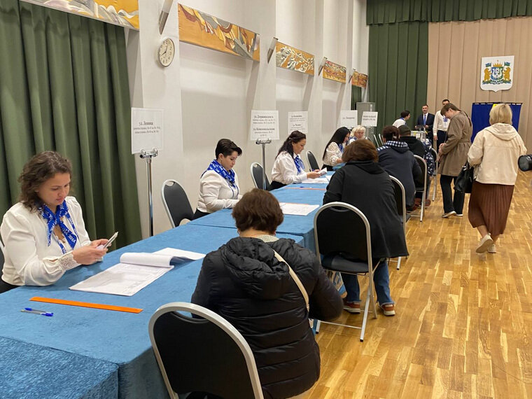    Югорчане пришли к открытию избирательных участков для того, чтобы проголосовать на выборах губернатора Тюменской области