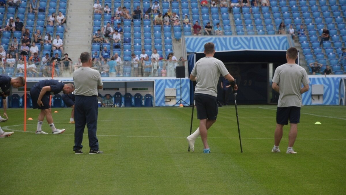     После нулевой ничьей с «Чайкой» на «Волгоград Арене» на «Ротор» обрушились критические стрелы со стороны болельщиков. Причём поклонники команды больше недовольны игрой, чем результатом.