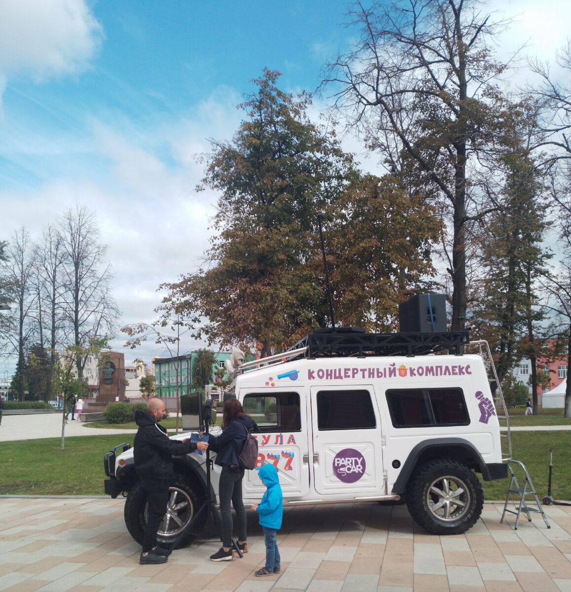 Нашему городу -877, но он  как всегда молод, красив, хорош собой, да ещё в в полном расцвете сил, радует своих жителей и гостей, историческими  памятниками, итересными музеями, замечательными...-5