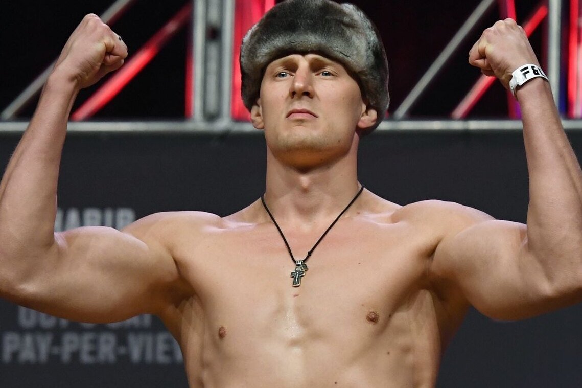     Российский боец UFC Волков победил сумасшедшего австралийца: он пьет пиво из кроссовок фанатов — это очень мерзко