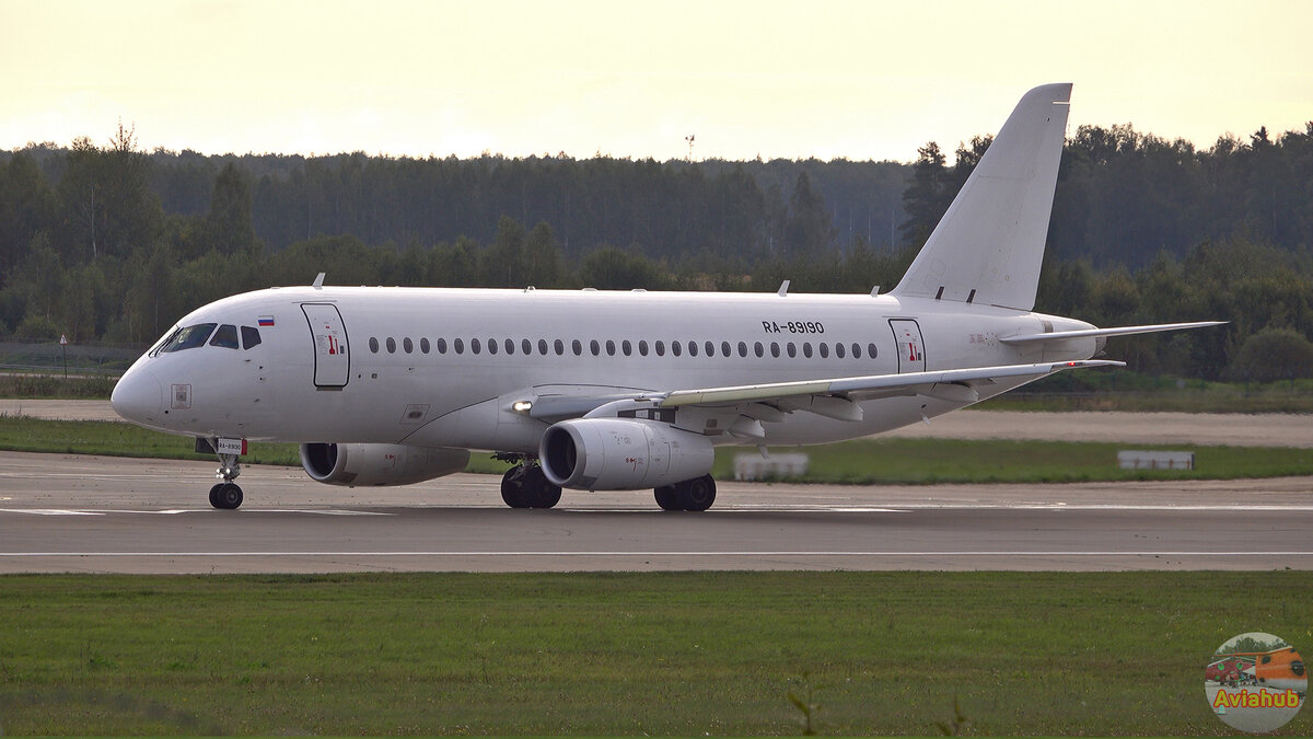 Тоже "Суперджет" авиакомпании Red Wings. Домодедово.