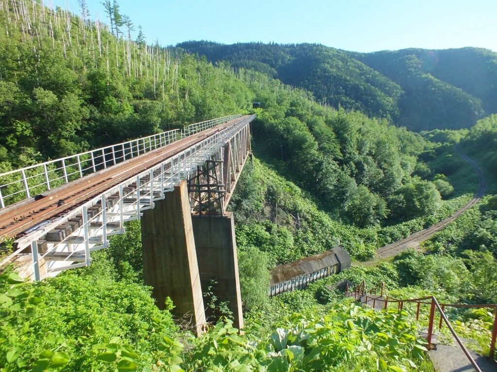 Мы заметили, что вам понравились наши фотоотчёты про заброшенные японские железнодорожные тоннели острова Сахалин, в частности про ветку Николайчук-Чапланово, где находятся знаменитые своими видами Чёртов и Ведьмин мосты. И сегодня мы решили показать вам ещё порцию фотографий от других участников нашего проекта с другого похода на несколько лет раньше. Ну и охватить её полностью.