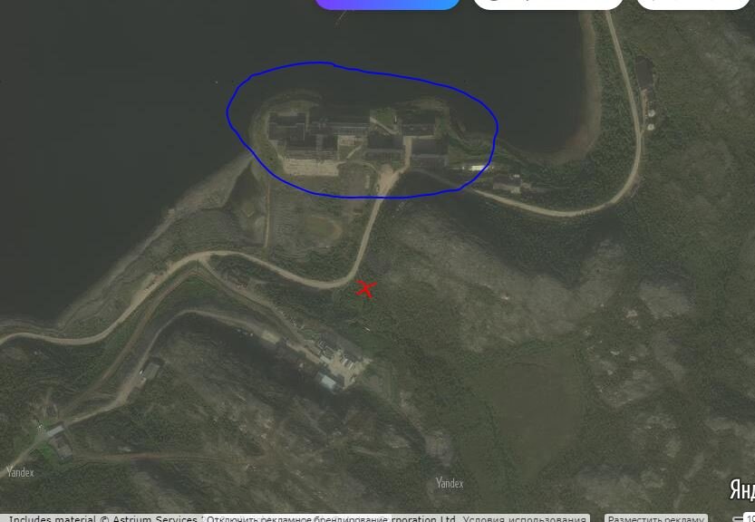 Нерпичья. Заозёрск-Западная лица. Бойся враг! Красный крестик - примерно там "мой"ДОТ. Синим выделены казармы плавсостава 18 дивизии 1 флотилии АПЛ. Это были могучие "Акулы" 941 проекта. Мне довелось видеть их все сразу. 6  огромных чёрных  чудовищ. Потрясающее зрелище.