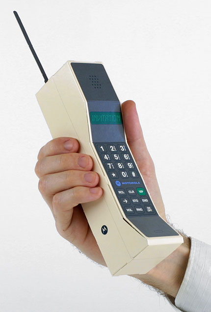 Компания выпустившая первый мобильный телефон. Motorola DYNATAC 8000х. Motorola DYNATAC 8000x 1973. Первый сотовый телефон Моторола DYNATAC. Motorola DYNATAC 1973.