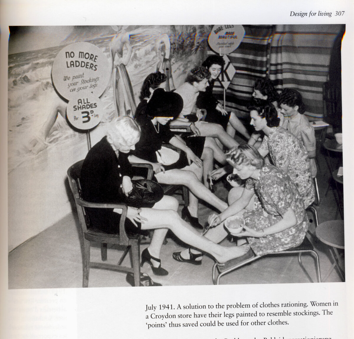 Чтобы сэкономить талоны на одежду и не тратить их на чулки, женщины прибегали к специальному крему, который создавал иллюзию одетых ног. Кстати, сэкономленный таким образом шелк шел опять же на нужды авиации.