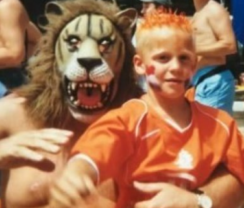 Маленький Донни с папой на матче сборной Голландии.