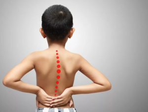 Боль в спине — это настолько неспецифический симптом, который может быть вызван массой различных причин. От того насколько интенсивно, сильно болит спина в области поясницы, постоянна она или периодическая, первичная или вторичная, могут быть и причины, ее вызывающие: