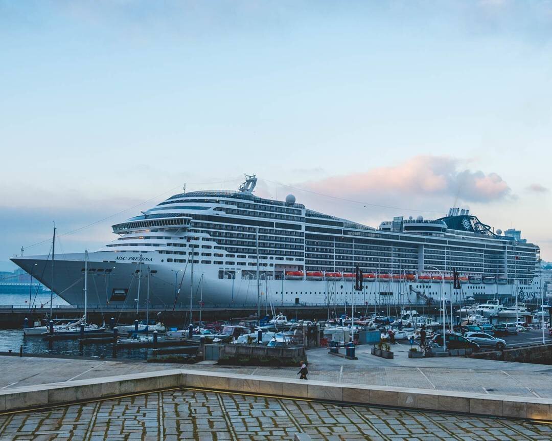 Фото: круизный лайнер MSC Preziosa в порту Ла Коруньи, Испания