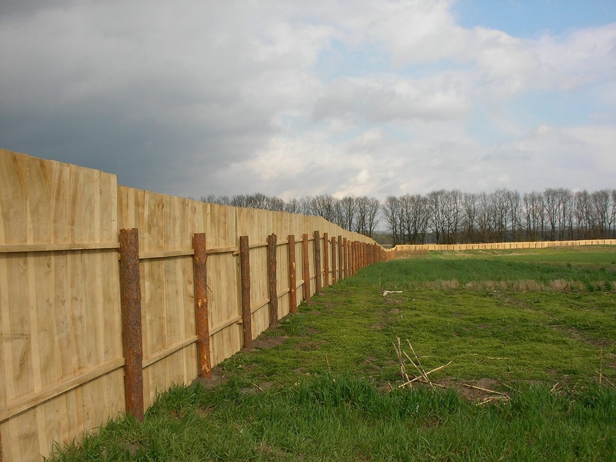 Из чего лучше делать временный забор на загородном участке | Школа садовода | Дзен