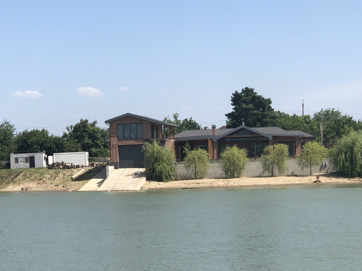 Вот такие дома стоят по ту сторону реки. 