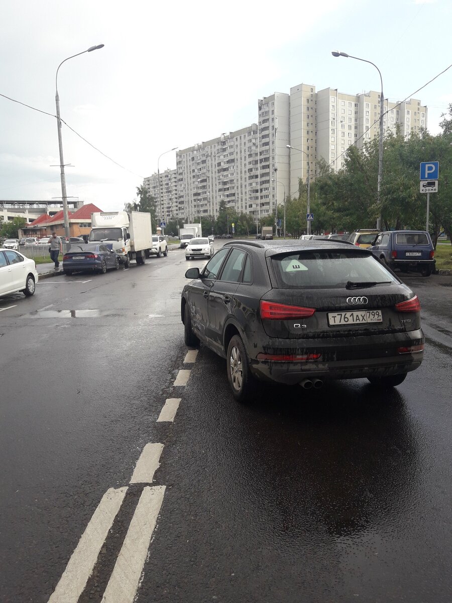 Воспользовался вчера сервисом Делимобиля, взяв в аренду автомобиль Audi Q3. Поездка была приятной, автомобиль был чистый и не убитый, еще и без оклейки. Доехав почти до дома нарвался на дурочка, на автомобиле Audi A3 седан, видимо заряженный. Целую улицу он ехал за мной не соблюдая дистанцию, явно дергаясь из-за того, что не получалось меня обогнать (дорога не позволяла). Когда я доехал до разделительной полосы, напротив выезда со двора, я включил поворотник и стал делать разворот. Встречная полоса была свободна, а боковым зрением я видел левое зеркало и зеркало в салоне, где по прежнему был силуэт Audi A3, сидящей на хвосте. В следующее мгновение произошел сильный удар в левую часть моего автомобиля. Этот лихач решил таки меня обогнать по встречке, через две сплошные, но мне не повезло, что я в этот момент разворачивался. Отскочив от меня, автомобиль лихача ударился в припаркованный на встречной полосе грузовик. Удар был достаточно сильный, весь перед в смятку, сработали подушки безопасности. Я включил аварийку и побежал к тому водителю убедиться, что с ним все в порядке. Он был в норме, не считая легких ран на руках и ошарашенного состояния от близкого знакомства с подушками безопасности. Затем я вызвал сотрудников ГИБДД и связался с сотрудниками каршеринга Делимобиль. Вот, что было дальше.  