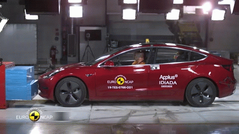 ДАльше разбивали красивую Tesla Model 3. Результат — 96% и 5 звезд.