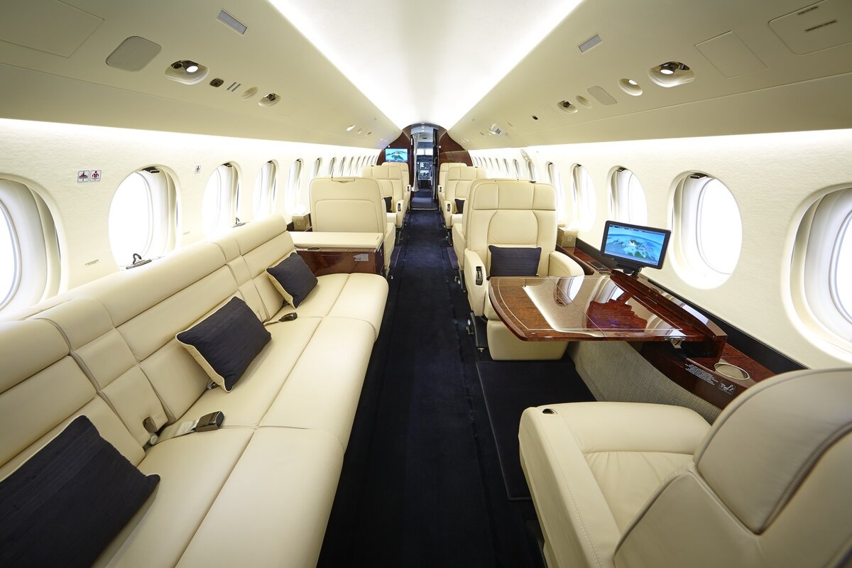 Falcon 10x самолет характеристики. Самолет Dassault Falcon 7x. Бизнес Джет Фалькон 7х. Бизнес Джет Falcon 7x. Фалькон 7х салон.
