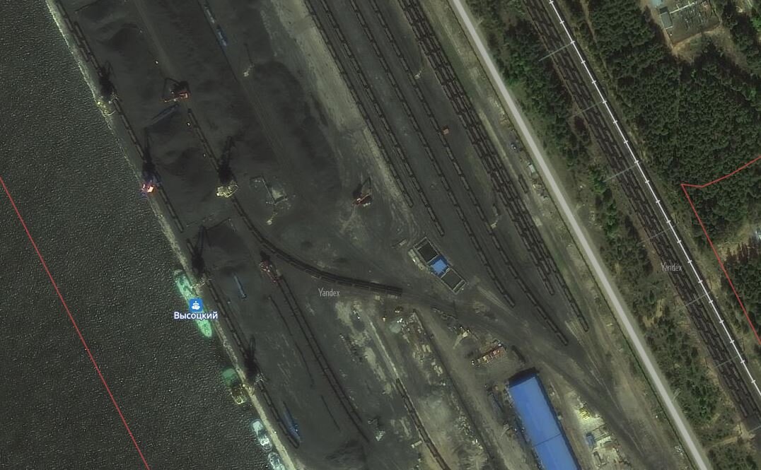 Уголь в порту виден со спутника (источник - yandex.ru/maps)
