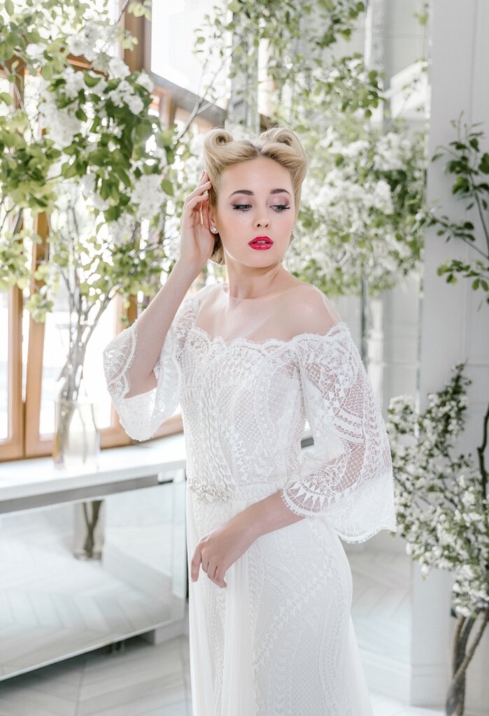 Зачастую, салоны рассказывают, что платье должно быть не одно, а минимум три: первое - для «утра невесты» и одноименной фотосессии, основное платье на торжественный выход невесты и для регистрации, а также платье для первого танца.  Отчасти салоны и правы. Но есть тут несколько «но». 
Для «утра невесты» не обязательно покупать платье - его легко можно заменить на красивый белый пеньюар. 
А основное платье выбрать с учетом танца или при постановке танца учесть его фасон. Свадебное платье имеет только один шанс выйти в свет, поэтому хочется насладиться им в полной мере! 
Среди пяти купленных свадебных платьев, обязательно, будет одно любимое 
Так, быть может, не стоит распыляться и купить одно наидостойнейшее? 
А Вы как считаете? 
Нужны ли все эти бесконечные переодевания в такой короткий и насыщенный день?