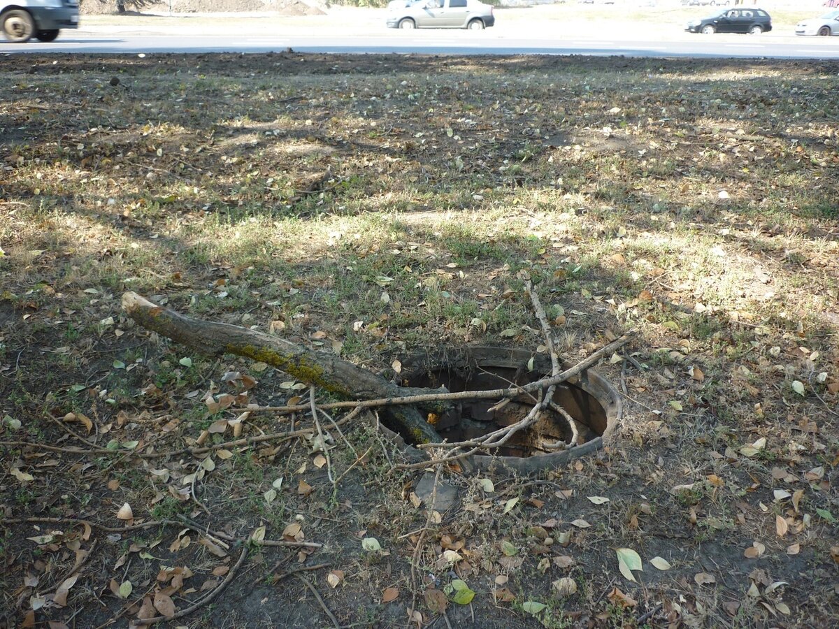 Открытый люк в городе Курске