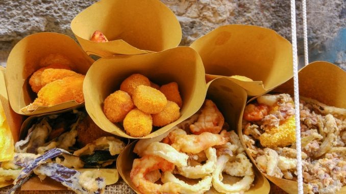 Стрит-фуд. Street-food. Традиционные вкусные блюда Сицилии на улицах Палермо.
