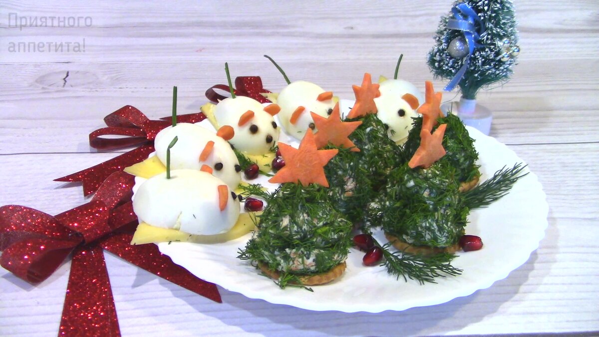 Предлагаю быстрый  и без заморочек рецепт тематических новогодних закусок без майонеза. 