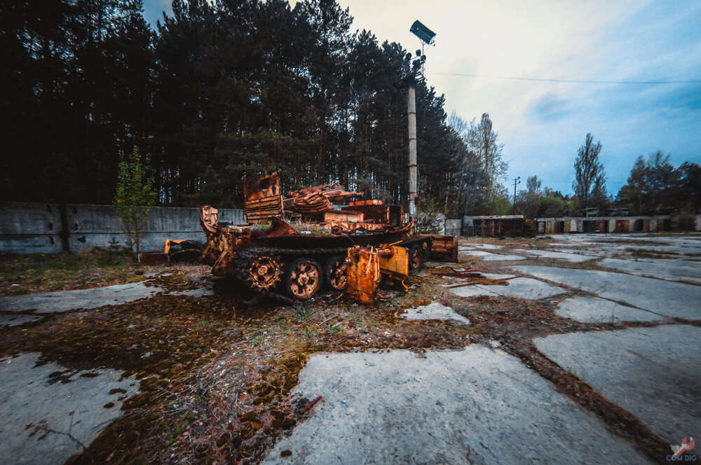 Попали в гараж Чернобыльсервиса! Тут стоят машины которые отмывали Припять!