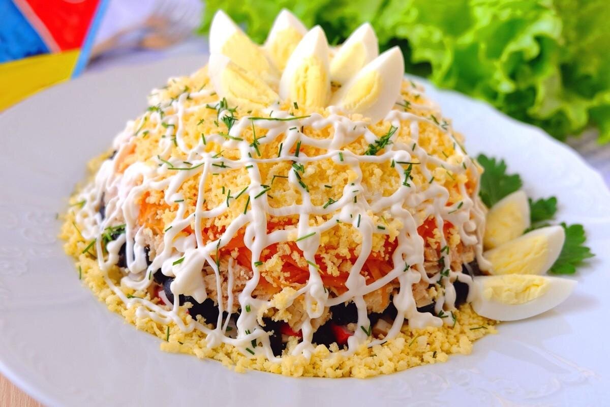 Вкусный салат на праздничный стол на скорую. Салаты. Салаты для праздничного стола. Красивые салаты на день рождения. Салаты на праздничный ст