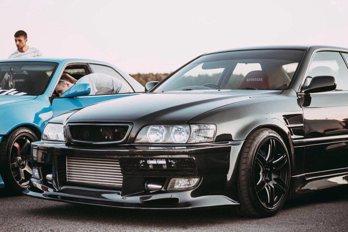 Toyota Chaser - настоящая легенды японского автопрома! Найти именно такой экземпляр можно за 1.300.000 рублей. Он оборудован двигателем 1JZ-GTE - легендарным японским двигателем.