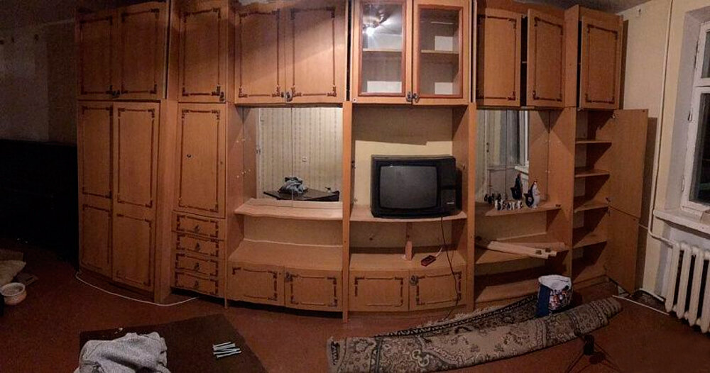 А вот и мебельная стенка – предел мечтаний многих советских людей, желанный предмет интерьера практически в каждом доме. Источник изображения: https://diols.ru