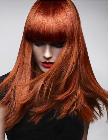 Длинные укладки с ровной челкой на весь лоб или челкой шторка