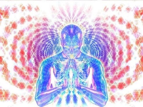 1. Наверное, важнейший ключ к достижению любви к себе - перестать критиковать себя. 
Все мы меняемся. Каждый день - это новый день, и мы проживаем его иначе, чем вчера. Наша сила - в способности приспосабливаться к течению жизни. Нам совершенно необходимо развить в себе высокую самооценку. Ибо, ощущая себя "недостаточно хорошими", мы оправдываем свое униженное состояние и сохраняем его. Мы взращиваем боль и болезни, мы откладываем на будущее то, что могло бы улучшить нашу жизнь, мы отравляем себя едой, алкоголем и наркотиками. Давайте научимся не притворяться совершенными. Стремление к совершенству невыносимо давит на человека и не дает ему сосредоточиться на том, что неблагополучно в его жизни. Отказавшись от него, мы могли бы открыть в себе свою индивидуальность, творческие способности и оценить в себе то, что делает нас не похожими на других людей. Каждому из нас назначено сыграть свою роль в этом мире. Критикуя себя, мы делаем себя не способными выполнить свое предназначение.

2. Следующее, что нам необходимо сделать - перестать запугивать себя.

Сколько людей, ложась спать, представляют себе наихудшее развитие событий в своей жизни? Они напоминают детей, которым чудятся ужасные монстры под кроватью. Немудрено, что такие люди никак не могут заснуть. В детстве вам нужно было, чтобы родители подошли к кроватке и успокоили вас. Теперь, повзрослев, вы можете успокоить себя сами. Если вы ловите себя на том, что постоянно думаете о чем-то неприятном, постарайтесь найти образ, которым вам хотелось бы вытеснить тяжелые мысли.

3. Следующий способ - быть добрым, мягким и терпеливым с самим собой.

Терпение - могучее средство. Большинство людей страдает от ожидания немедленных результатов. Ваши ошибки - это ваши помощники. Они учат вас, и в этом их ценность. Не казните себя за ошибки. Если вы захотите учиться на ошибках, они станут ступеньками, ведущими к полноценной жизни. Некоторые из нас, долгое время работавшие над собой, недоумевают: почему проблемы возникают вновь? Это означает только, что нужно поддерживать и углублять свои знания, не сдаваться, не говорить: "Все напрасно". Познавая новое, мы должны быть терпеливы и добры к себе.

4. Мы должны научиться быть добрыми к своему сознанию.

Давайте не будем казнить себя за негативные мысли. Можно считать свои мысли созидающими, а не разрушающими. Мы не должны обвинять себя в том плохом, что было в жизни. Мы можем извлечь из него уроки. Быть добрыми к себе означает отказаться от обвинений, чувства вины, наказаний и боли. Помогает также релаксация. Нам абсолютно необходимо расслабиться, чтобы установить контакт с Силой внутри нас, потому что напряжение и страх лишают нас энергии. Нужно всего на несколько минут в день позволить телу и разуму полностью расслабиться.

5. Следующая ступень на пути к любви к себе - научиться хвалить себя.

Критика сжигает душу, похвала возрождает ее из пепла. Признайте свою Силу, свою божественную сущность. Все мы - порождение Безграничного Разума. Ругая себя, вы унижаете Силу, создавшую вас. Начните с малого. Скажите себе, что вы прекрасны. Делайте это как можно чаще.

6. Любить себя - значит поддерживать себя.

Обращайтесь за помощью к друзьям, позволяйте им помогать вам. Просьба о помощи - это проявление силы, а не слабости. Многие из нас привыкли полагаться только на себя и ни за что не попросят о помощи: индивидуализм не позволит.

7. Любите свои отрицательные черты.

Они - ваши создания, так же как все мы - создания Божьи. Великий разум, создавший нас, не станет ненавидеть нас за то, что мы совершаем ошибки или сердимся на своих детей. Ему известно: мы стараемся, как можем, и он поддерживает любовью все свои создания. Мы можем любить себя так же, как он. Нам всем случалось делать не правильный выбор; если мы будем упорно наказывать себя за это, то выработаем стереотип и нам будет очень трудно избавляться от негативизма в пользу позитивных шагов.

8. Ухаживайте за своим телом.

Думайте о нем как о прекрасном временном пристанище для вас. Следите за тем, чем вы питаете свое тело. Объедаться - это еще один способ спрятать свою любовь. Мы не можем обойтись без пищи: она дает нам энергию и помогает творить новые клетки в организме. И хотя мы зачастую знаем основы науки о правильном питании, но продолжаем использовать еду и диеты, чтобы наказать себя и стать толстыми.

9. Работа с зеркалом.

Вы можете работать с зеркалом по-разному. Я, например, люблю подходить к зеркалу по утрам, как только проснусь, и говорить: "Я люблю тебя. Что я могу сделать для тебя сегодня, чтобы ты была счастлива?" Прислушайтесь после этих слов к своему внутреннему голосу и следуйте тому, что услышите. Начиная работать с зеркалом, вы можете ничего не услышать в ответ: вы ведь привыкли ругать себя, и внутренний голос не может отозваться мыслью, полной любви. Глядя в зеркало, вы можете совершить акт прощения. Простите себя, простите других. Можете разговаривать с другими людьми, глядя в зеркало, особенно когда боитесь говорить с ними лично. Вы можете выяснять отношения с другими: родителями, детьми, любовниками, докторами, руководителями. Можете говорить все, что побоялись бы произнести в другой ситуации.

10. И, наконец, любите себя прямо сейчас, не ждите, когда станете совершенными.

Неудовлетворенность собой - всего лишь привычка. Если вы сможете быть довольны собой сейчас, не откладывая, если сможете любить себя и одобрять себя, то сможете и насладиться добром, когда оно войдет в вашу жизнь. Научившись любить себя, вы сможете полюбить и принять других людей.

Мы не можем изменить других, поэтому лучше оставить их в покое. Мы тратим столько энергии, пытаясь исправить их. Если хотя бы половину ее потратить на себя, мы сможем измениться сами, а когда это произойдет, другие будут по-новому относиться к нам.

Вы не можете научиться жить за другого человека. Каждый должен усвоить свой урок. Все, что можете сделать вы, - это усвоить свой; первый шаг к этому - полюбить себя, чтобы вас не могли отбросить назад люди с деструктивным поведением. Если вам встретился по-настоящему плохой человек, не желающий измениться, вам понадобится вся ваша любовь к себе, чтобы отказаться от общения с ним.

Любовь без всяких условий - вот, на мой взгляд, цель нашего земного существования. Ее достижение начинается с принятия себя и с любви к себе.

Вы пришли в этот мир не для того, чтобы ублажать других и жить так, как хотят они. Свою жизнь можно прожить по-своему, отыскав свой собственный путь. Ваша цель - самовыражение и выражение любви на глубинном уровне. Вы живете, чтобы учиться и развиваться, вбирая и излучая сочувствие и понимание. Когда вы покинете этот мир, вы не возьмете с собой ни автомобиль, ни банковский счет, ни работу, ни отношения с людьми. Единственное, что вы сможете взять, - это способность любить.