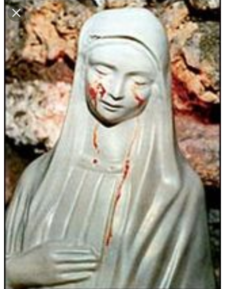 Статуя плачущей кровью Мадонны.