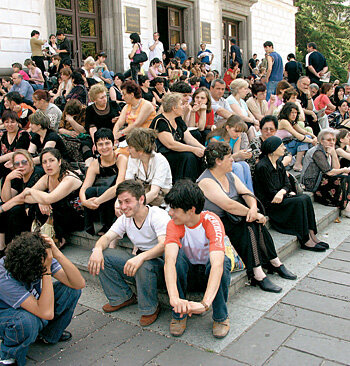 Собираются с шести утра, чтобы попасть в списки. Сейчас делают электронную запись и это удобно