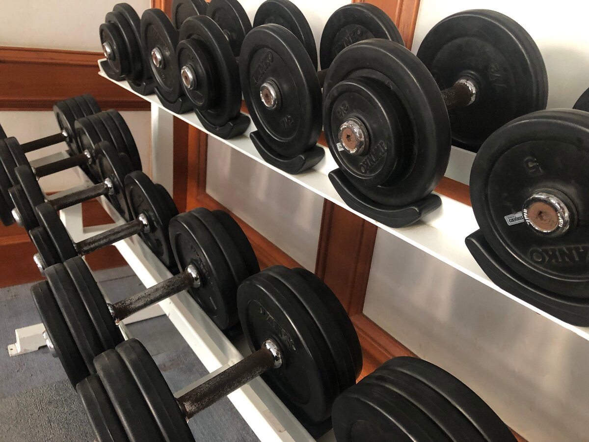 Классические упражнения, которые подходят как для женщин, так и для мужчин, главное тут определиться с весом.