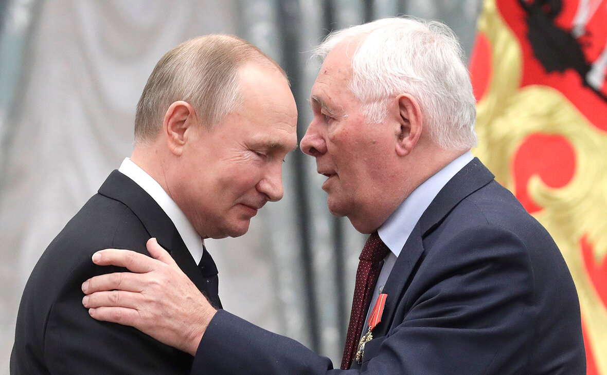 Президент России высоко оценивает вклад в медицину Леонида. Он был награжден из рук главнокомандующего десятки наград. 