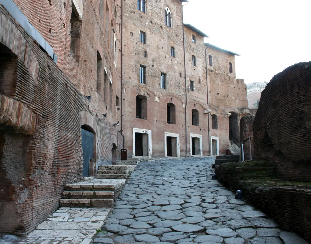 Городская улочка Древнего Рима слева и справа инсулы. И на фото виден римский кирпич, плоский, тонкий и широкий.  